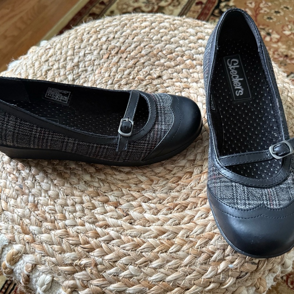 Skechers Women's Black and Gray Plaid wedge